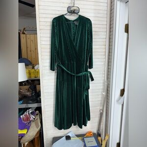 Maison Tara Women’s 20W Emerald Green Velveteen Wrap Style Midi Dress